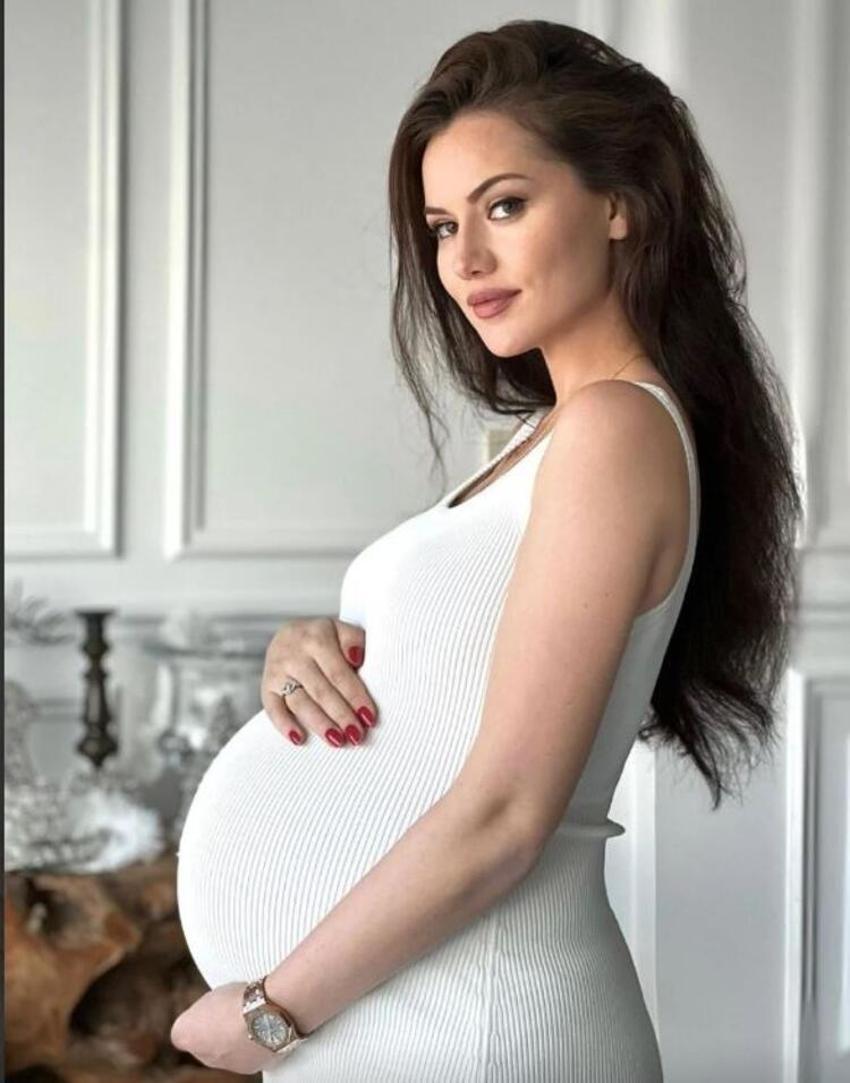 Fahriye Evcen siyahlara büründü! Karnı burnunda yılbaşı pozu