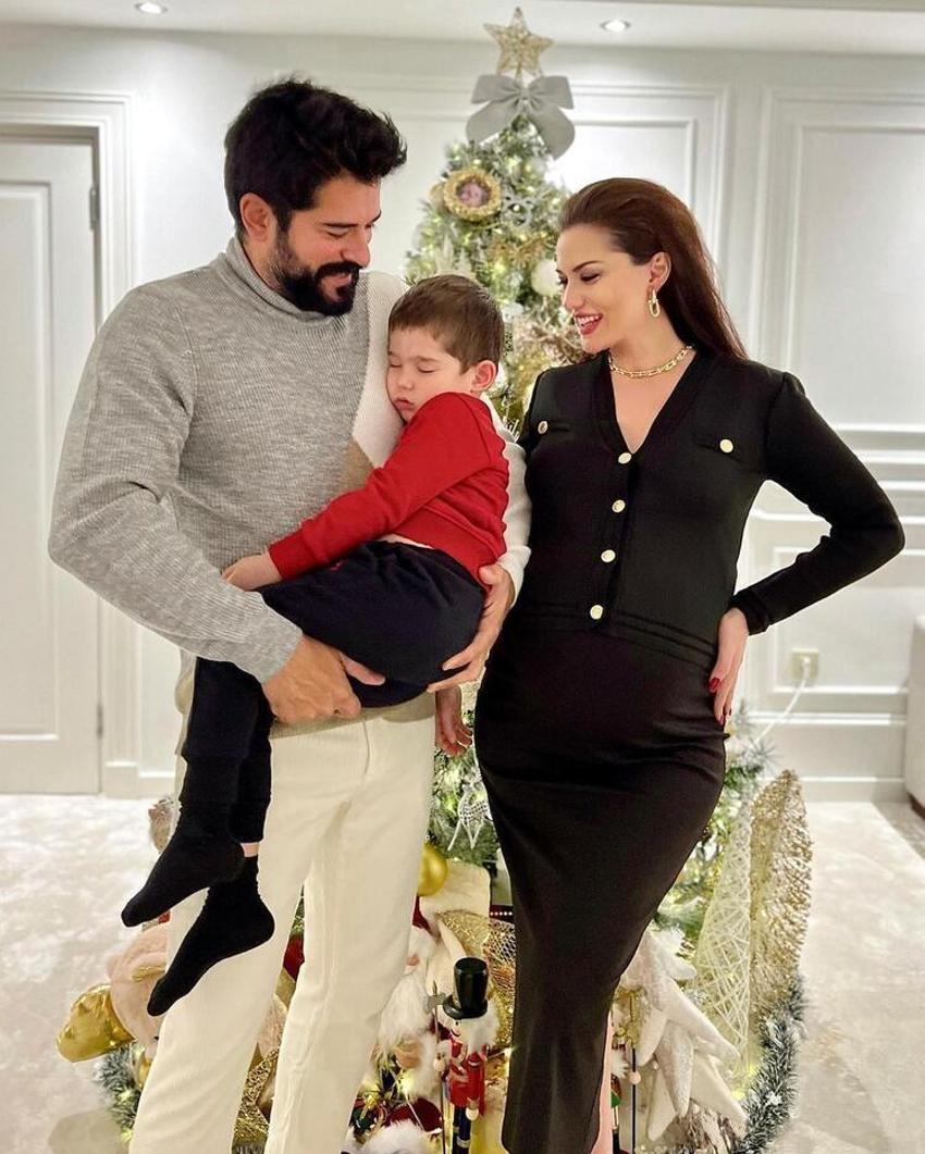 Fahriye Evcen siyahlara büründü! Karnı burnunda yılbaşı pozu