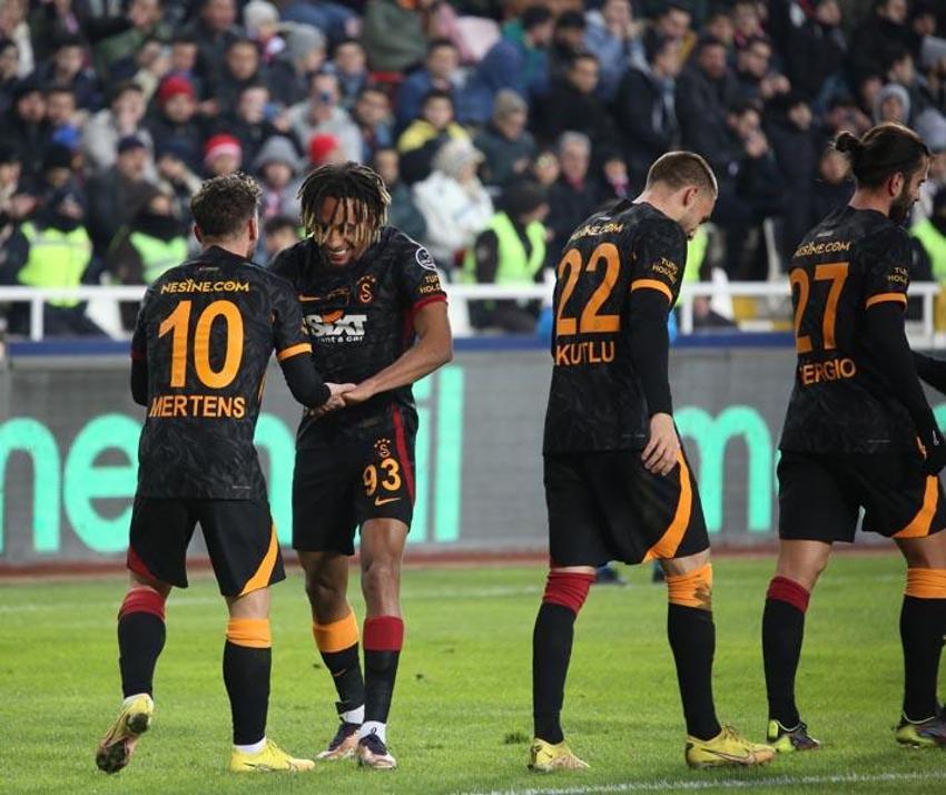 10 yıl önce Ertuğrul Sağlam getirmişti! Okan Buruk'un yeni sol beki hiç iç açmadı