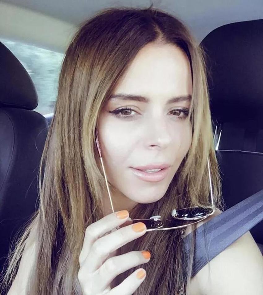 Simge Sağın sahne kıyafetiyle dikkatleri üzerine çekti