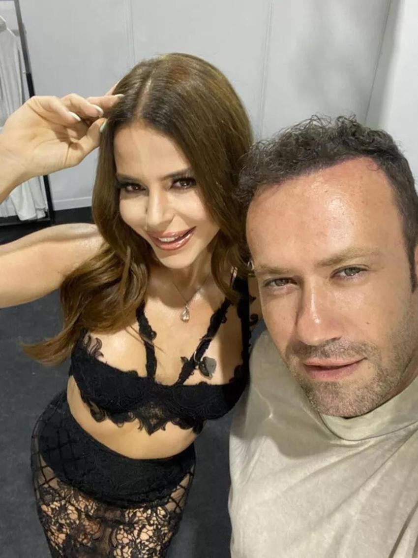 Simge Sağın sahne kıyafetiyle dikkatleri üzerine çekti