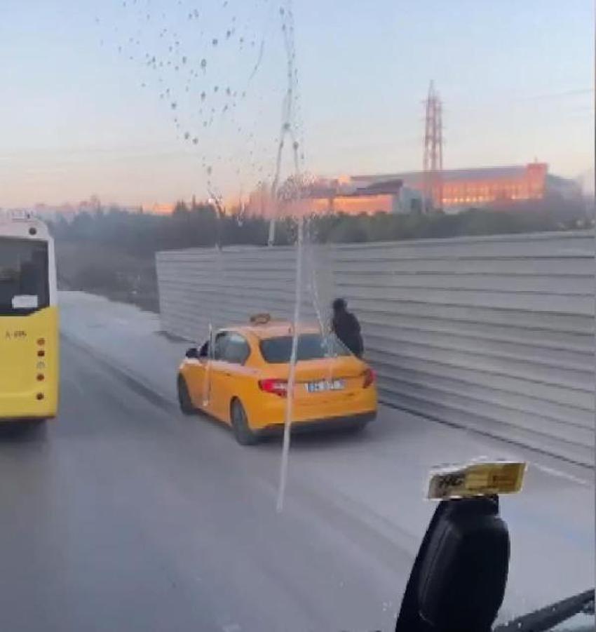 Taksici kaldırımdaki skuterli kadına çarptı
