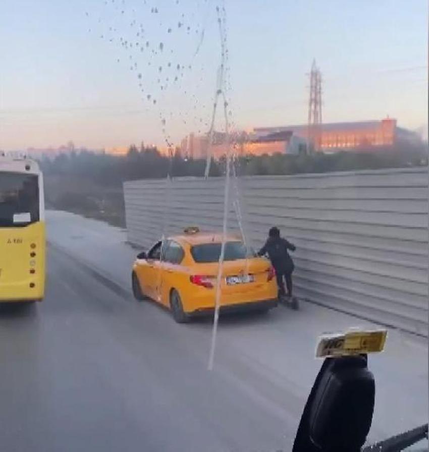 Taksici kaldırımdaki skuterli kadına çarptı