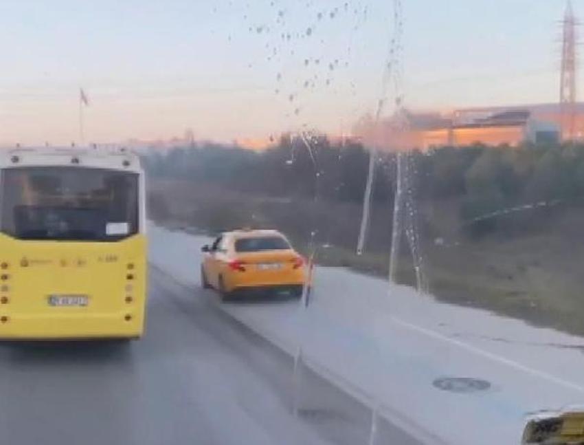 Taksici kaldırımdaki skuterli kadına çarptı