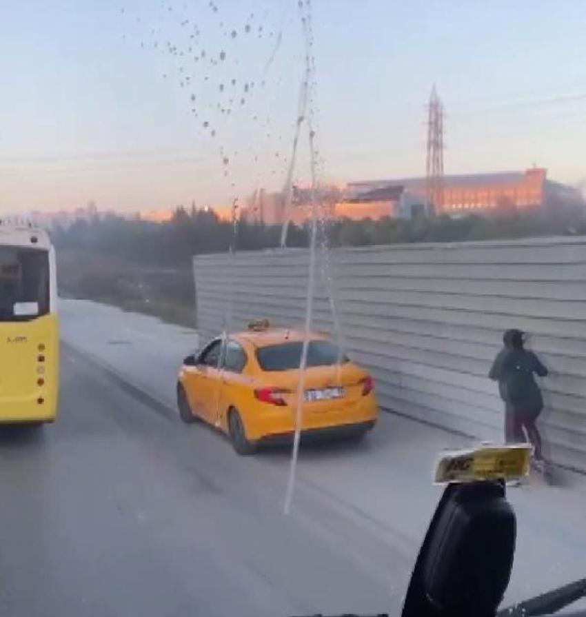Taksici kaldırımdaki skuterli kadına çarptı