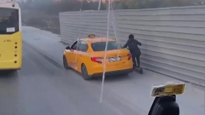 Taksici kaldırımdaki skuterli kadına çarptı