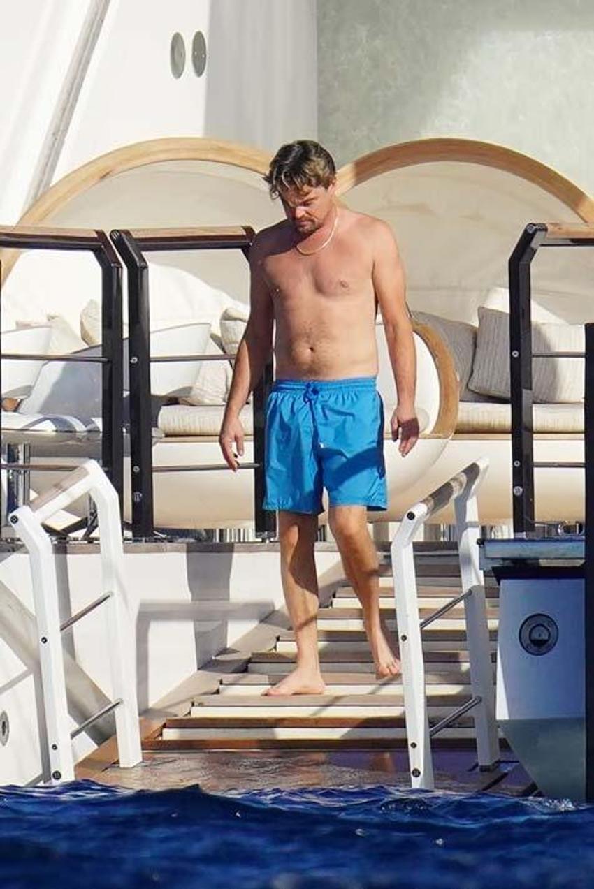 Leonardo Dicaprio lüks yatında bikinili güzellerle görüntülendi!