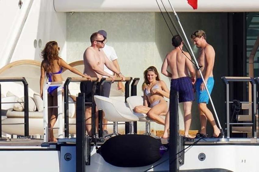 Leonardo Dicaprio lüks yatında bikinili güzellerle görüntülendi!