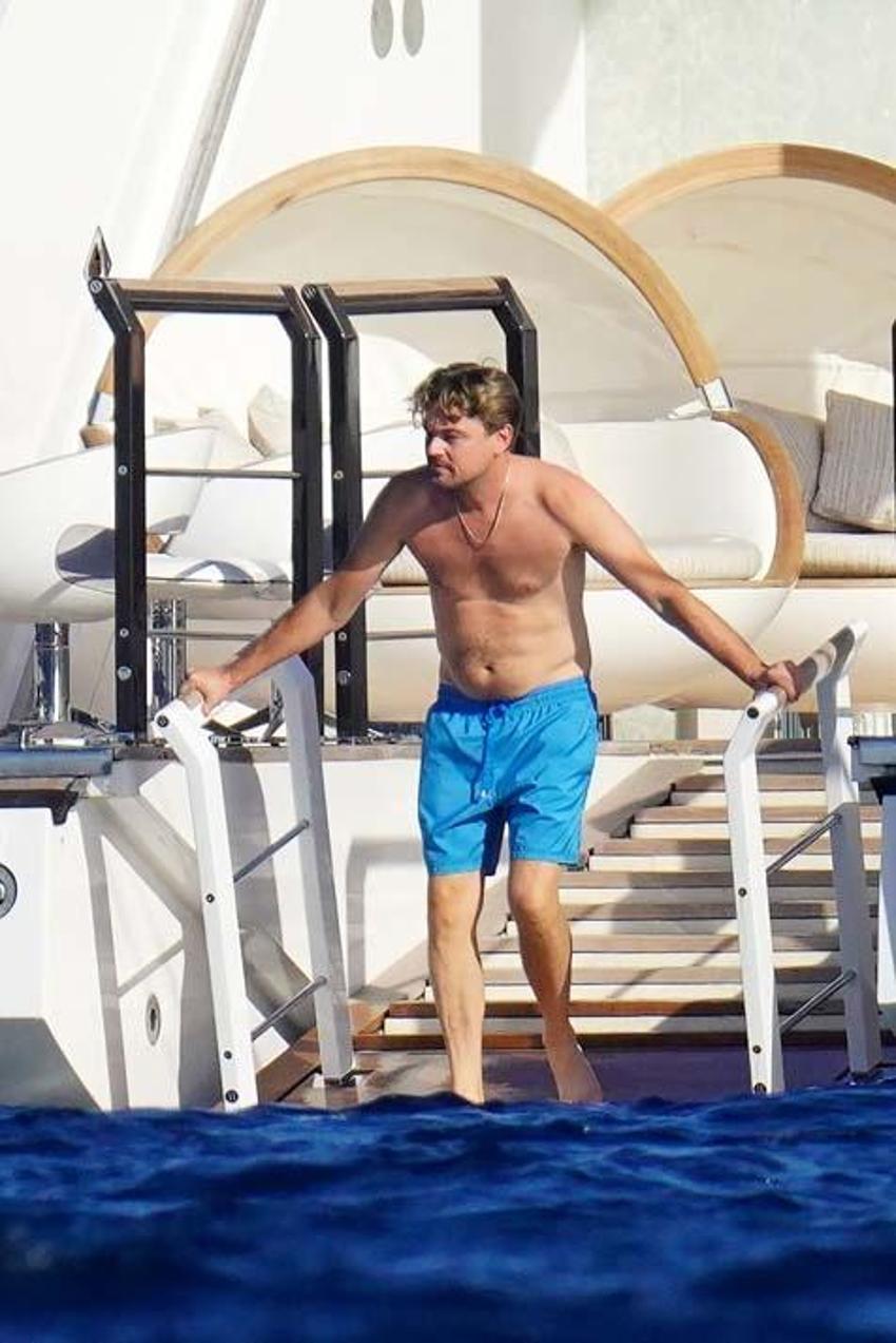 Leonardo Dicaprio lüks yatında bikinili güzellerle görüntülendi!