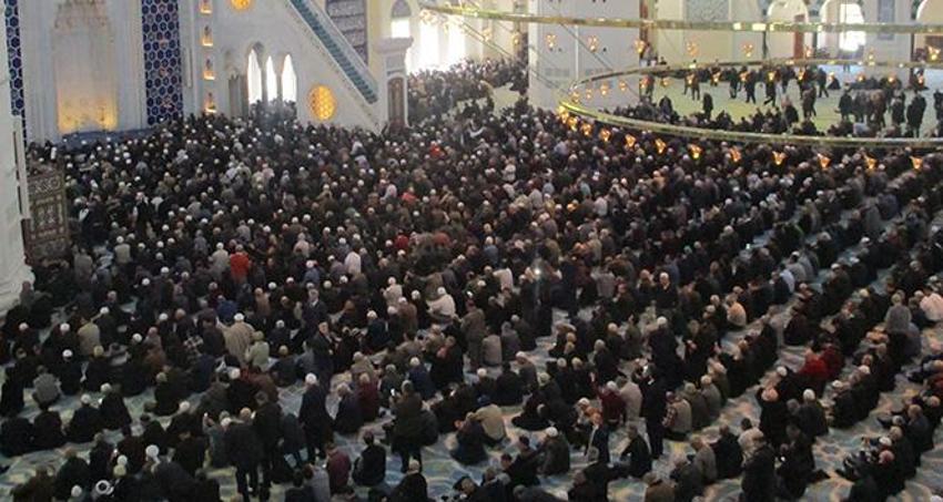 Cuma namazı kılınışı! Diyanet Cuma namazı nasıl kılınır kaç rekattır, Cuma namazında hangi sureler ve dualar okunur, Cuma namazı farz mıdır?