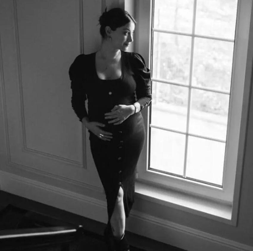 Hazal Kaya'dan hamilelik pozu! 'Fena kocam köylüyümdür'