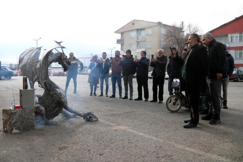 Kükrüyor, alev çıkarıyor! Herkes telefona sarıldı: Daha önce böyle bir şey görmemiştim
