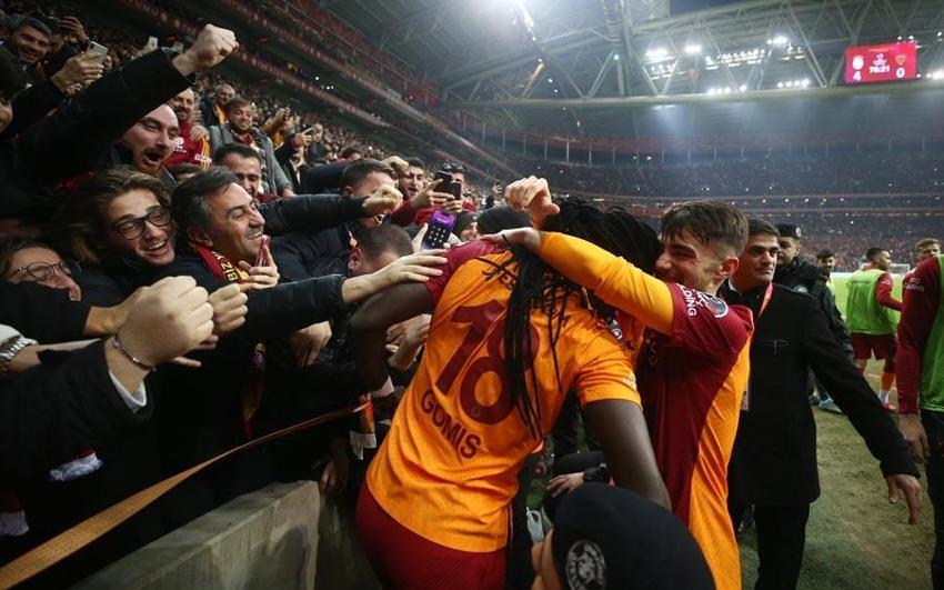 Dursun Özbek Okan Buruk'u aradı kara haberi verdi: Bitti dediğimiz transfer yattı hocam