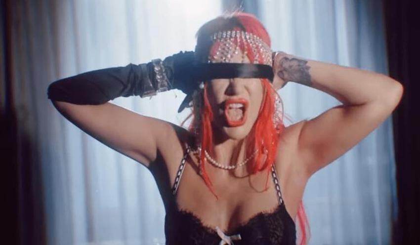 Hande Yener yeni şarkısı için bol bol poz verdi!