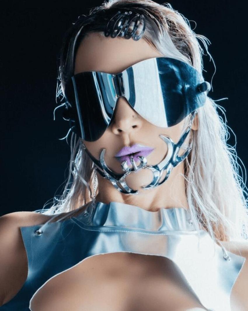 Hande Yener yeni şarkısı için bol bol poz verdi!