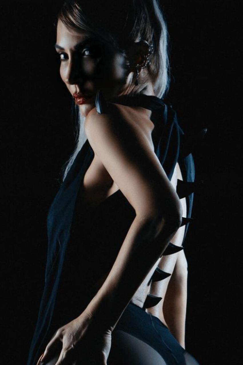 Hande Yener yeni şarkısı için bol bol poz verdi!