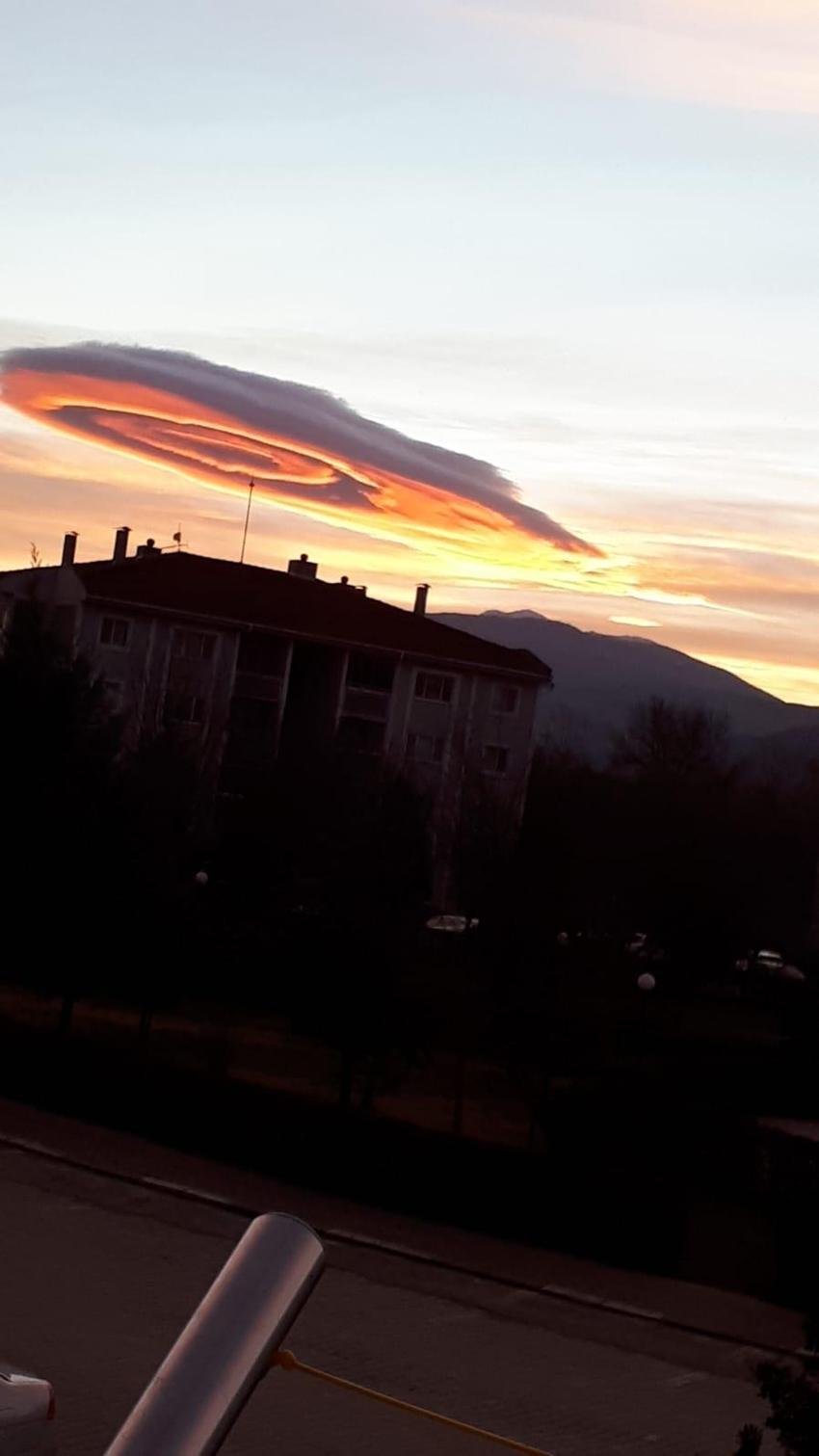 Bursa'da gökyüzünde inanılmaz görüntü! Herkes UFO sandı ama gerçek başka çıktı