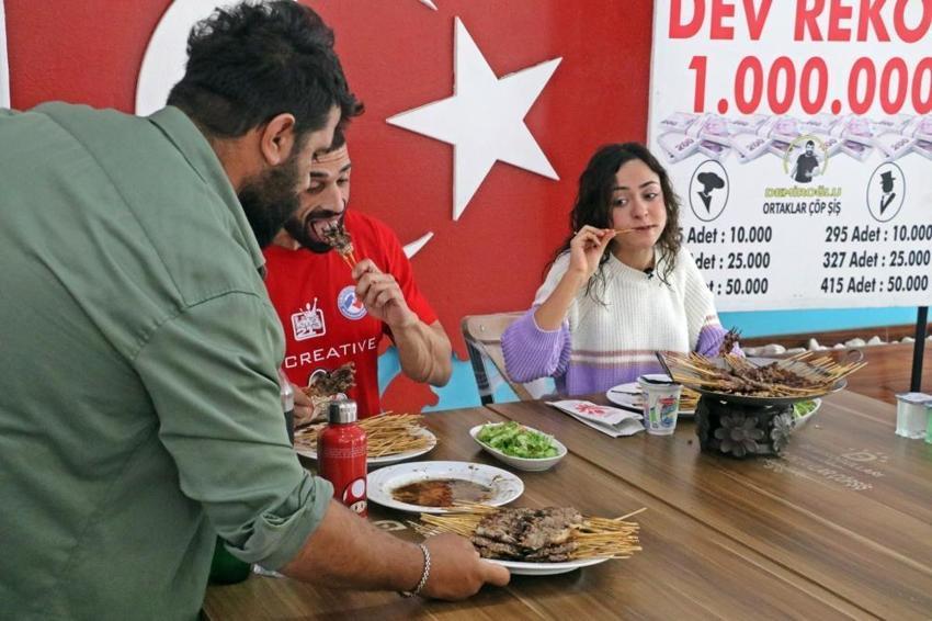 İzleyenler inanamadı! 18 dakikada 550 çöp şiş yedi, işte kazandığı ödül