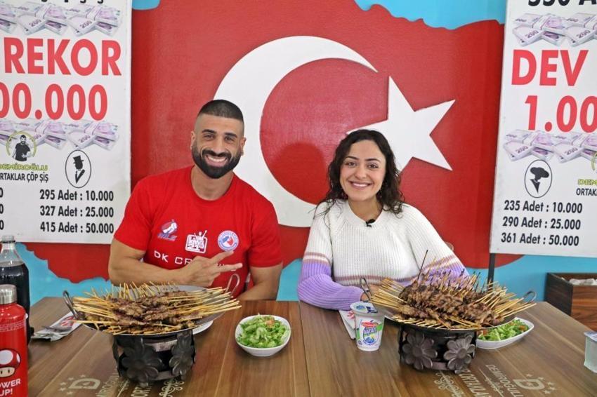 İzleyenler inanamadı! 18 dakikada 550 çöp şiş yedi, işte kazandığı ödül