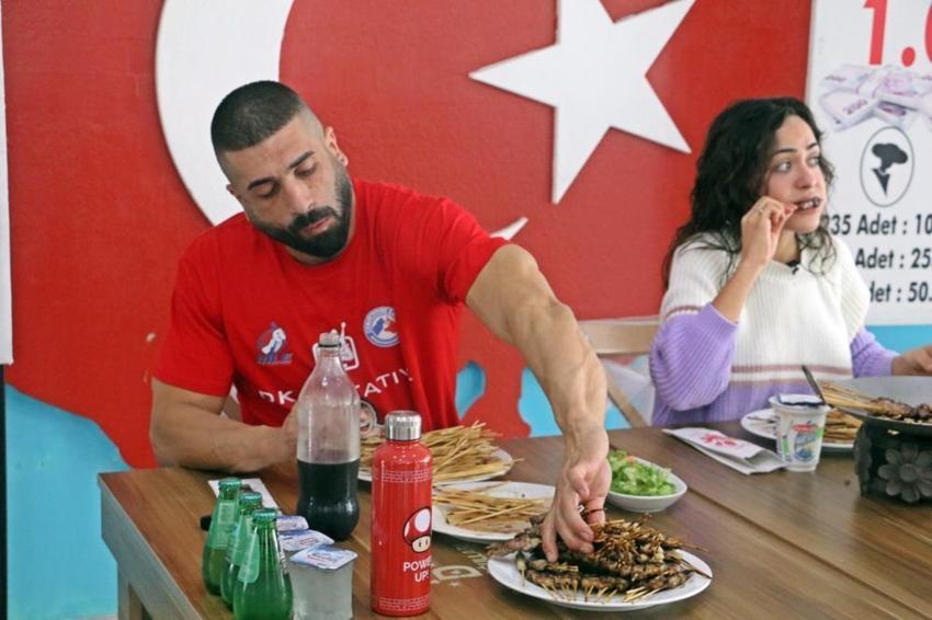 İzleyenler inanamadı! 18 dakikada 550 çöp şiş yedi, işte kazandığı ödül