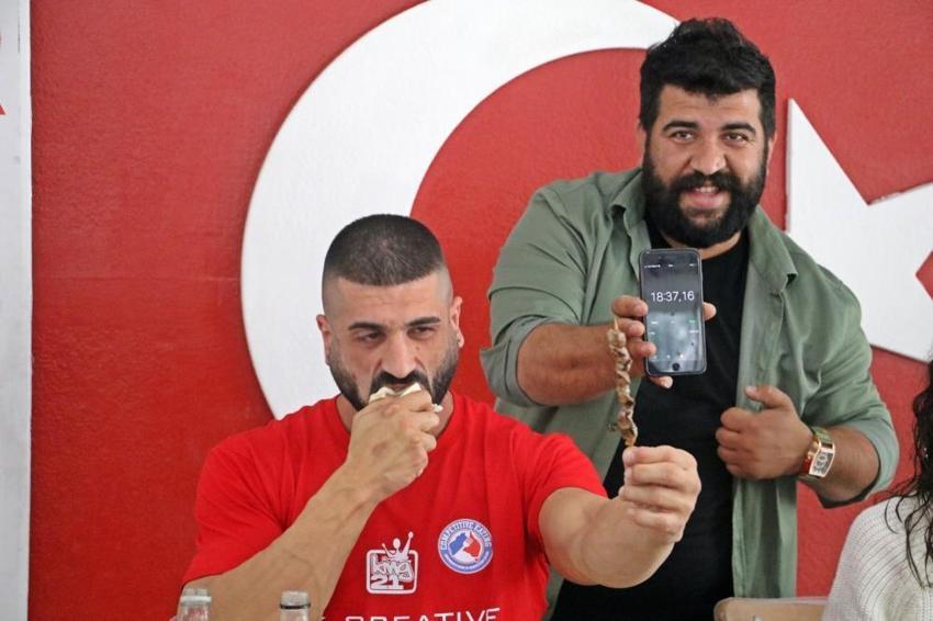 İzleyenler inanamadı! 18 dakikada 550 çöp şiş yedi, işte kazandığı ödül