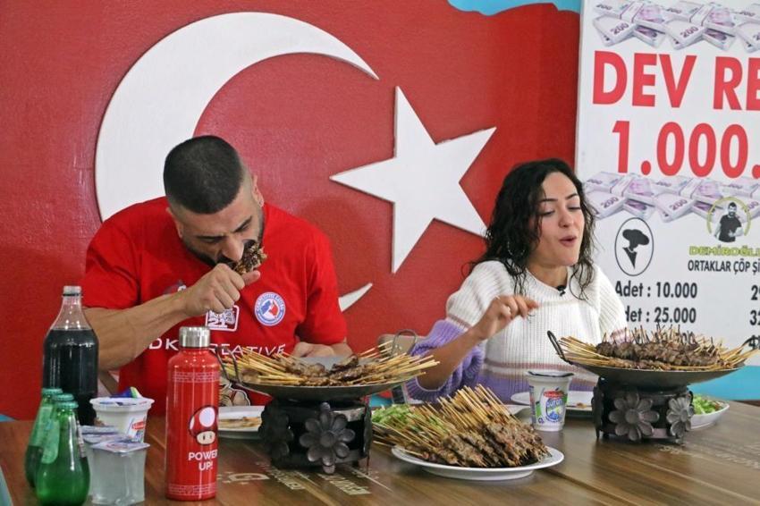 İzleyenler inanamadı! 18 dakikada 550 çöp şiş yedi, işte kazandığı ödül