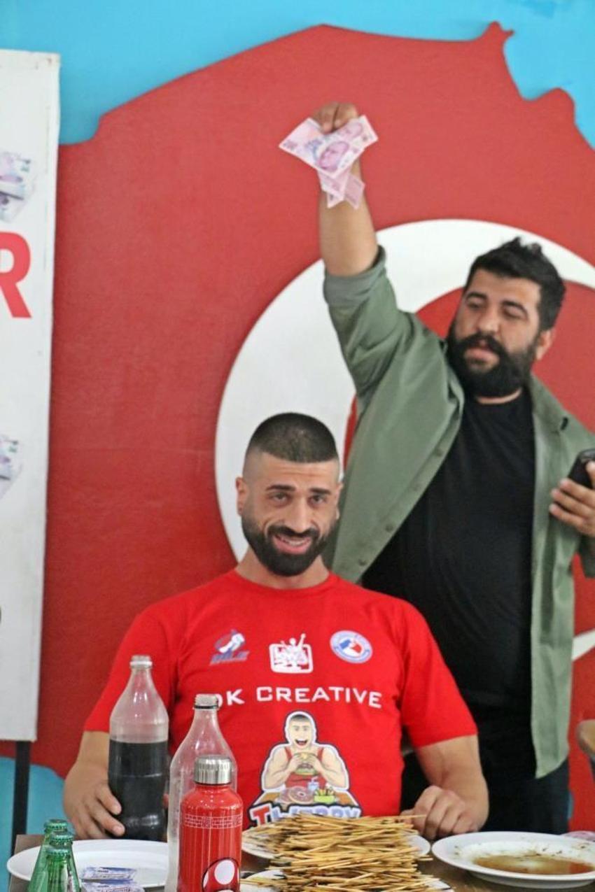 İzleyenler inanamadı! 18 dakikada 550 çöp şiş yedi, işte kazandığı ödül