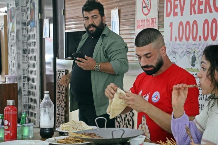 İzleyenler inanamadı! 18 dakikada 550 çöp şiş yedi, işte kazandığı ödül