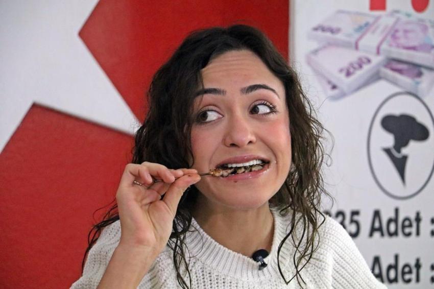 İzleyenler inanamadı! 18 dakikada 550 çöp şiş yedi, işte kazandığı ödül