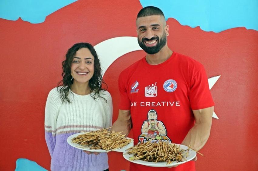 İzleyenler inanamadı! 18 dakikada 550 çöp şiş yedi, işte kazandığı ödül