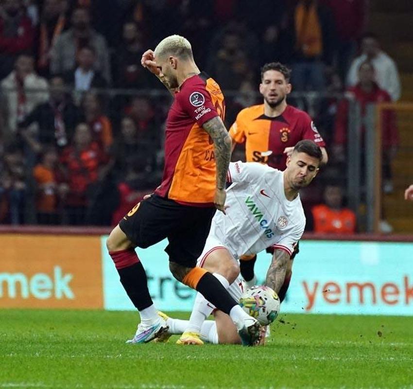 Sen misin İcardi'ye pas atmayan! Okan Buruk'tan yıldız futbolcuya 'kadro dışı' şoku