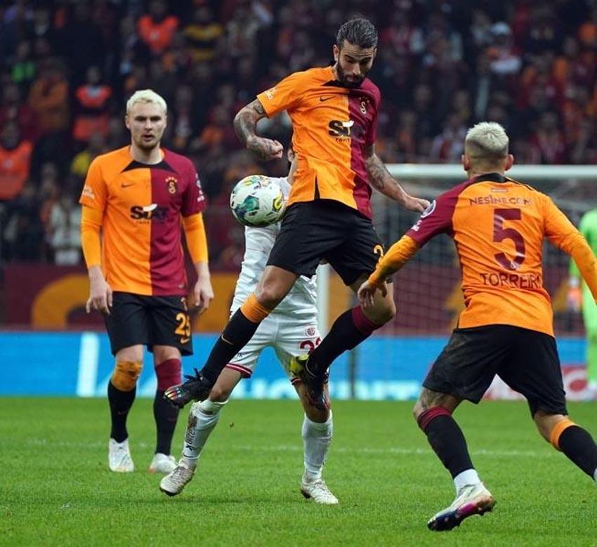 Sen misin İcardi'ye pas atmayan! Okan Buruk'tan yıldız futbolcuya 'kadro dışı' şoku