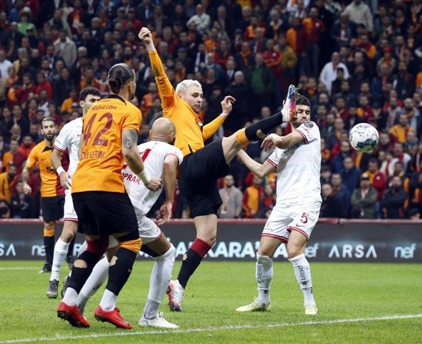 Sen misin İcardi'ye pas atmayan! Okan Buruk'tan yıldız futbolcuya 'kadro dışı' şoku