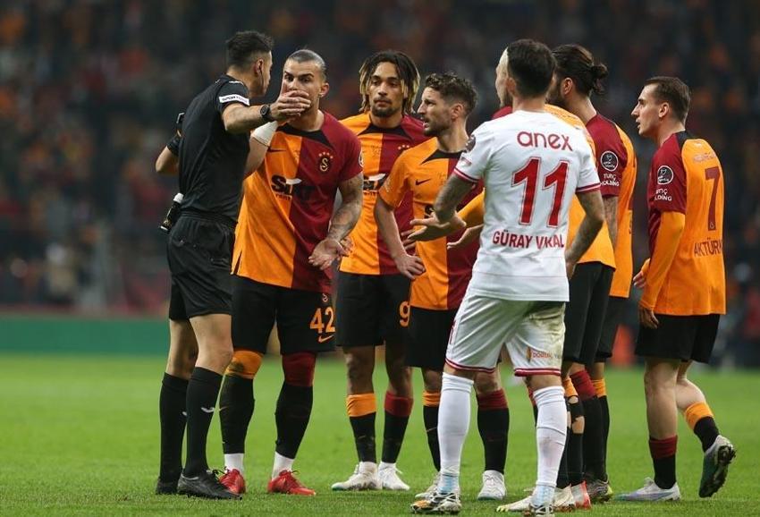 Sen misin İcardi'ye pas atmayan! Okan Buruk'tan yıldız futbolcuya 'kadro dışı' şoku