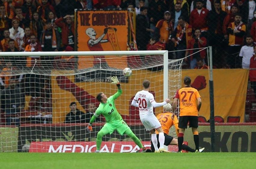 Galatasaray'ın yıldızını öve öve bitiremedi: Sen git maça iki saat kala gel