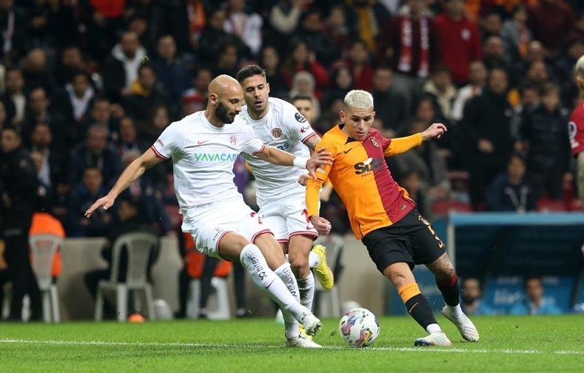 Galatasaray'ın yıldızını öve öve bitiremedi: Sen git maça iki saat kala gel