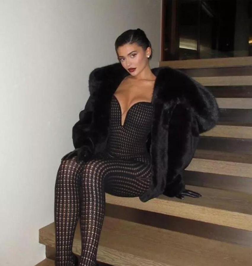 Kylie Jenner kıyafetiyle moda haftasına damga vurdu!