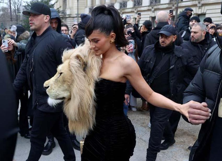 Kylie Jenner kıyafetiyle moda haftasına damga vurdu!