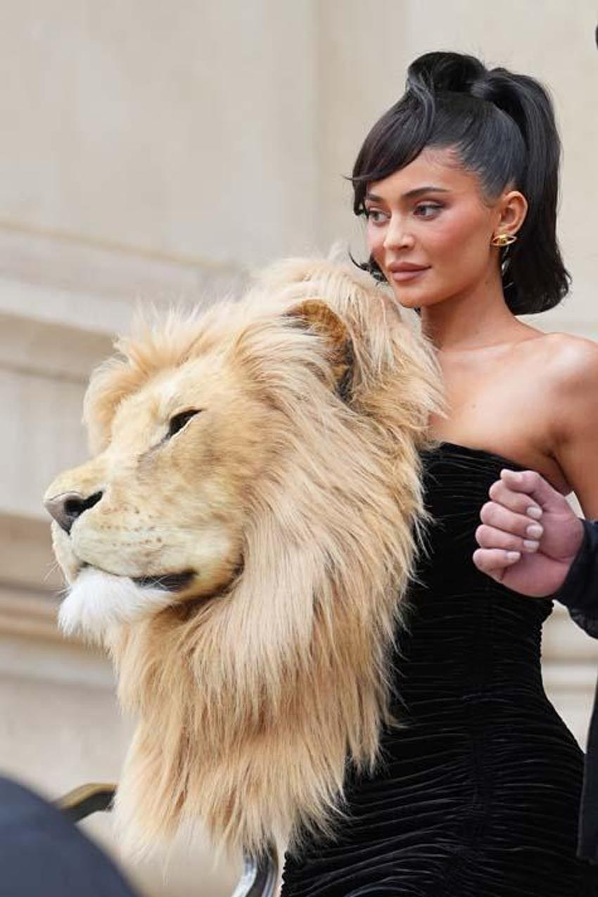 Kylie Jenner kıyafetiyle moda haftasına damga vurdu!