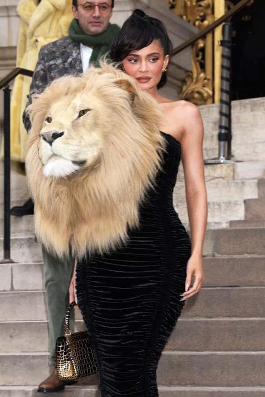 Kylie Jenner kıyafetiyle moda haftasına damga vurdu!