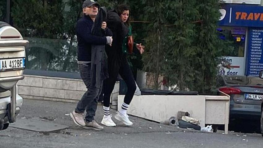 Engin Günaydın sevgilisiyle Taksim'e yürüdü! Yorulan oyuncu oturup dinlendi