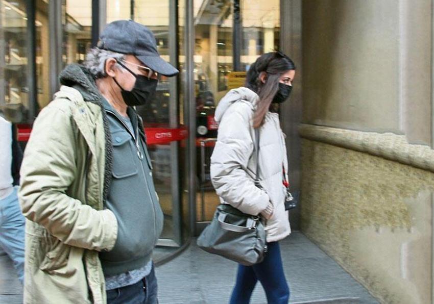 Engin Günaydın sevgilisiyle Taksim'e yürüdü! Yorulan oyuncu oturup dinlendi