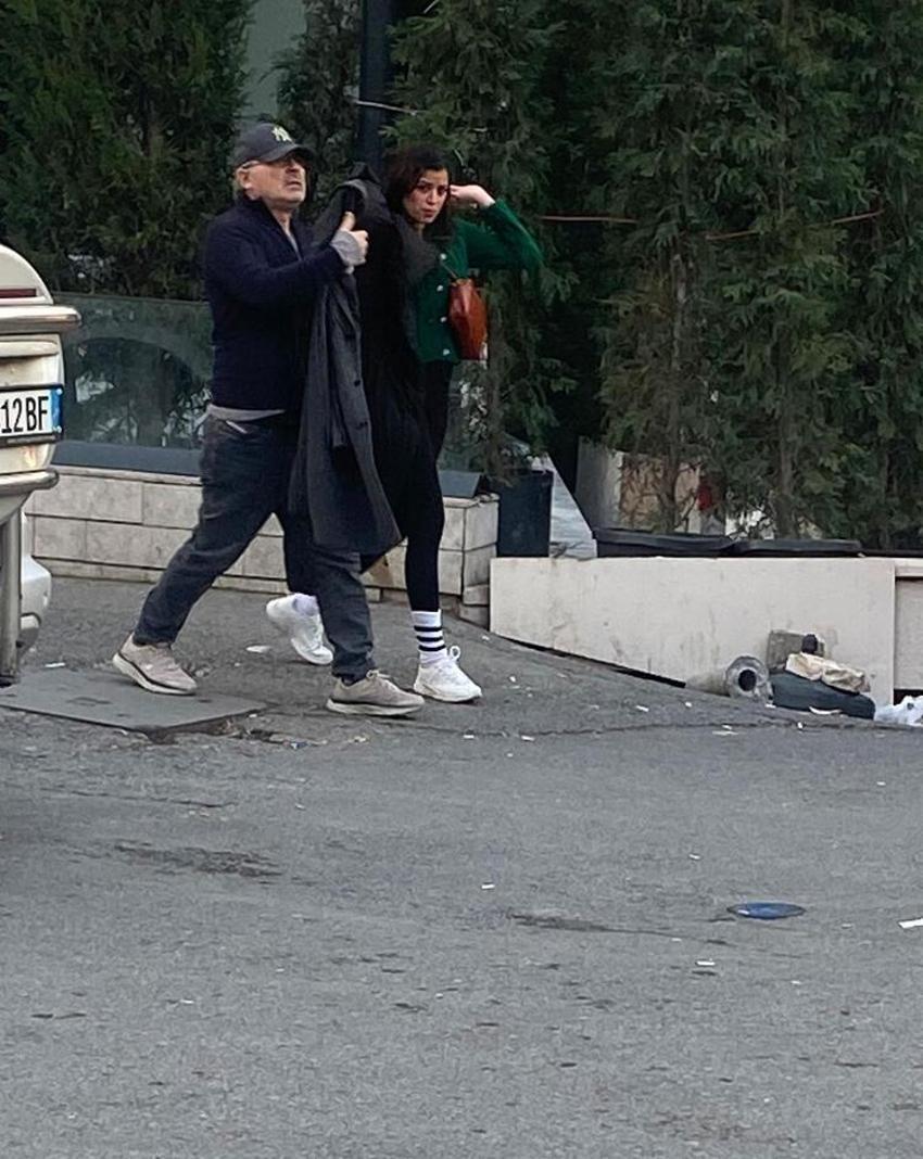 Engin Günaydın sevgilisiyle Taksim'e yürüdü! Yorulan oyuncu oturup dinlendi