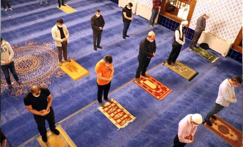 Regaip Kandili namazı kaç rekat, evde nasıl, saat kaçta kılınır? Diyanet Regaip Kandili namazı kılınışı, niyeti ile Regaip Kandili namazında okunacak dualar!