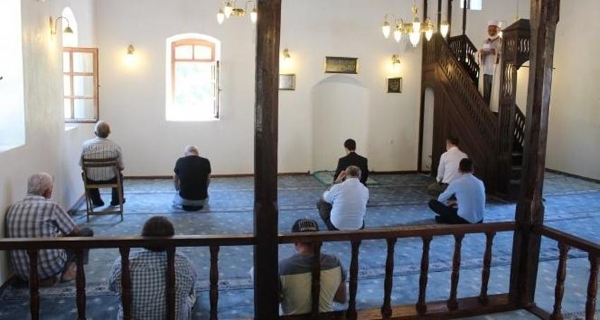 Regaip Kandili namazı kaç rekat, evde nasıl, saat kaçta kılınır? Diyanet Regaip Kandili namazı kılınışı, niyeti ile Regaip Kandili namazında okunacak dualar!