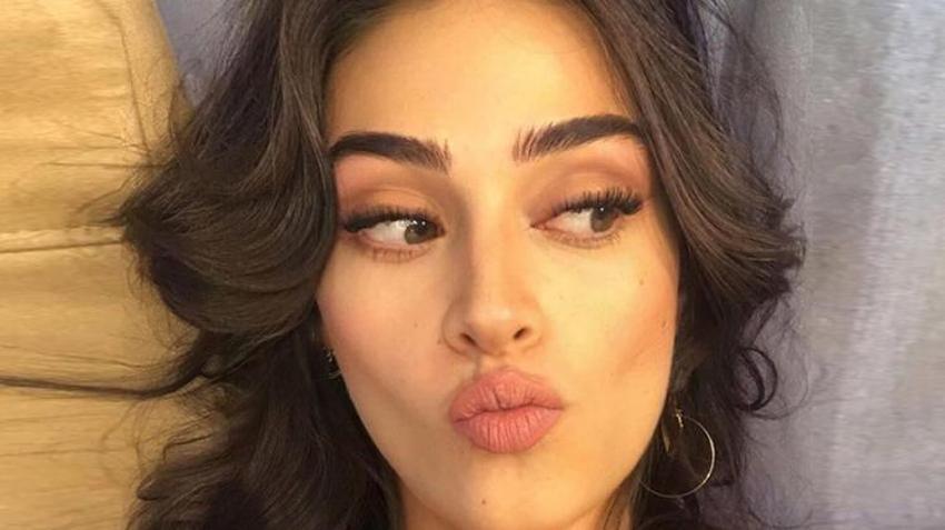 Esra Bilgiç sırt dekoltesiyle sosyal medyayı salladı!
