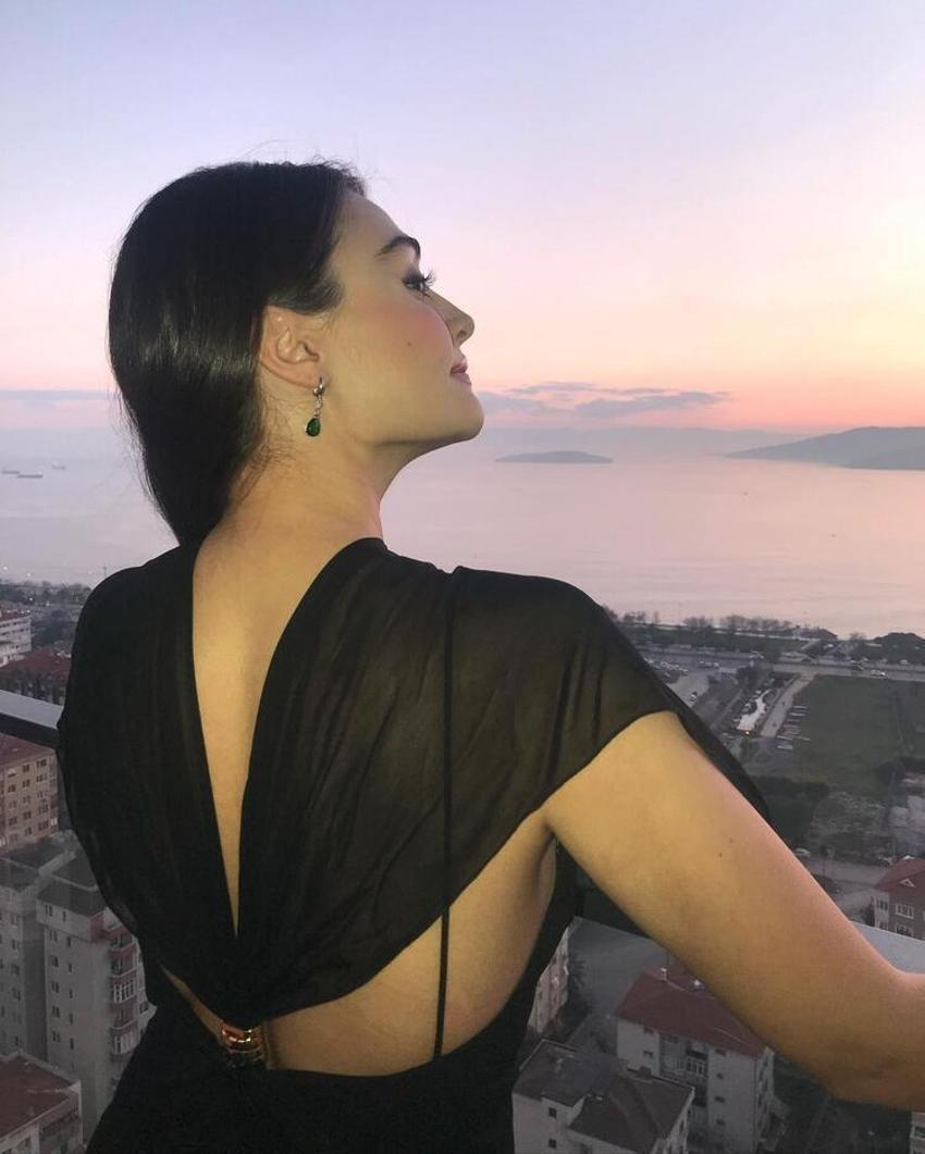 Esra Bilgiç sırt dekoltesiyle sosyal medyayı salladı!
