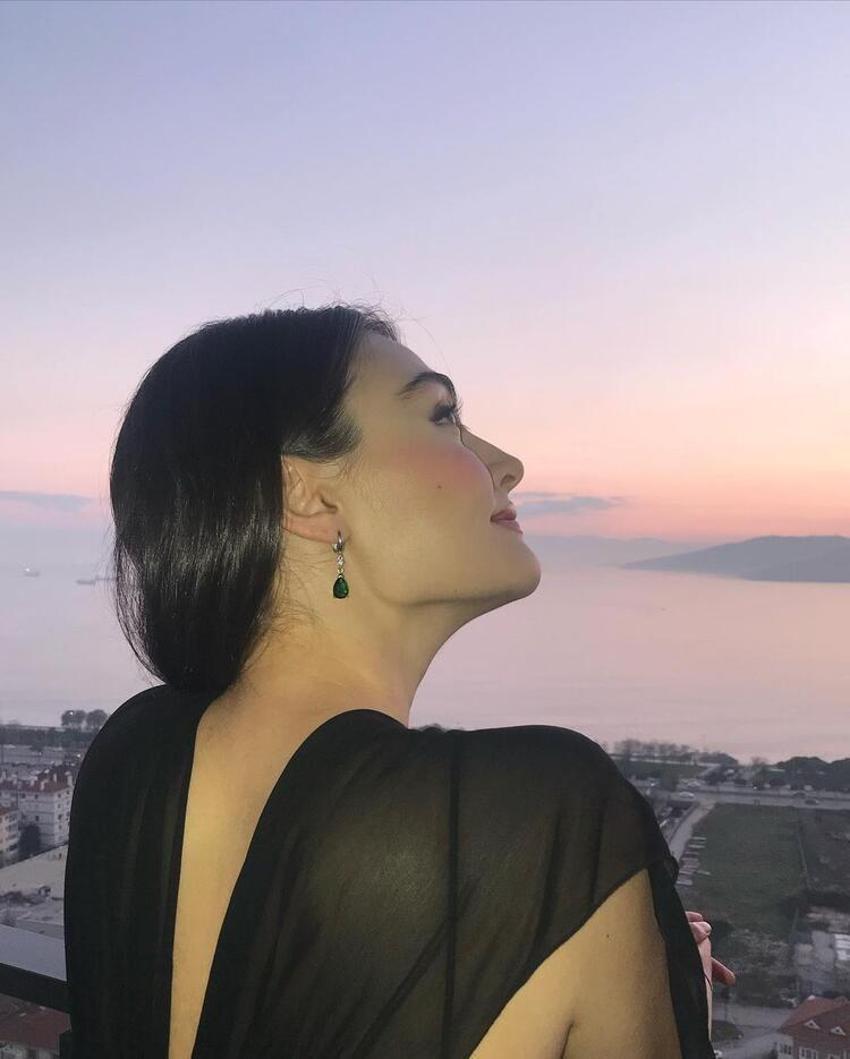 Esra Bilgiç sırt dekoltesiyle sosyal medyayı salladı!