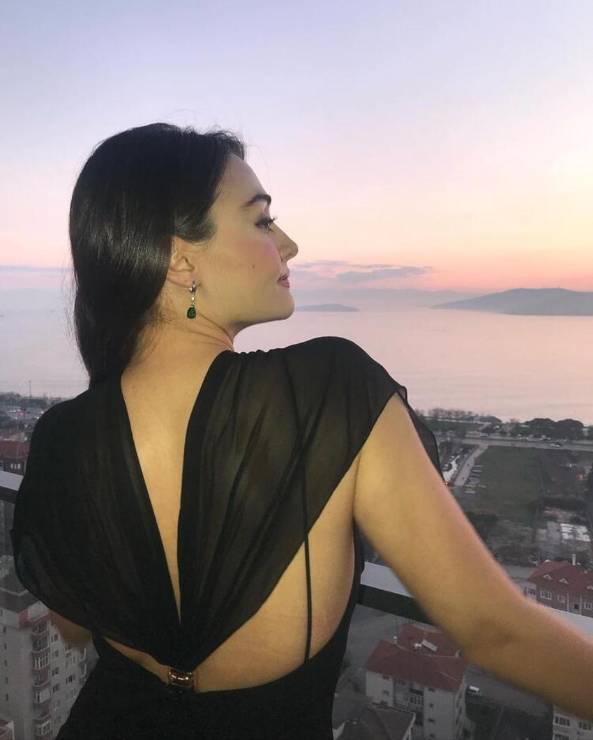 Esra Bilgiç sırt dekoltesiyle sosyal medyayı salladı!