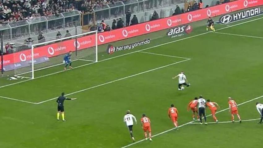 Beşiktaş-Alanyaspor maçında tartışmalı pozisyon! Yaşar Kemal Uğurlu'nun kararı damga vurdu: Kırmızı kart